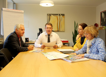  - Herbert Unnasch, Landrat Michael Adam, ÖPNV-Gruppenleiterin Jana Graßl und Christina Wibmer Foto: Langer/Landkreis Regen