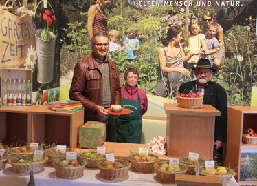  - Zusammen mit Veronika Kerschbaum, stellvertr. Kreisvorsitzende der Gartenbauvereine im Landkreis Regen, und Kreisgärtner Lothar Denk informiert der Kreisgartenfachberater Klaus Eder (li.) die Besucher auf der Landesgartenschau in Deggendorf. Foto: Langer/Landkreis Regen