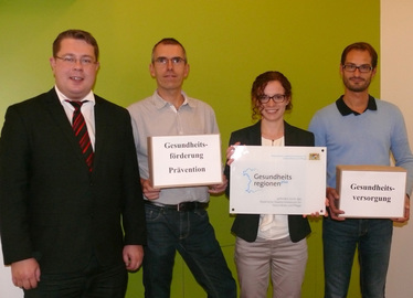  - Julia Gmach zusammen mit Landrat Michael Adam (li.), Matthias Wagner (Gesundheitsamt) und dem Leiter des Gesundheitsamtes Regen Dr. Bernhard Edenharter (re.). Foto: Schirrmacher/Landkreis Regen