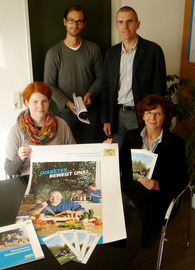  - Die Mitarbeiter des Gesundheitsamtes mit den Infomaterialien (v.l.), Marlene Hackl, Dr. Bernhard Edenharter, Matthias Wagner und Veronika Krompaß. Foto: Landkreis Regen 