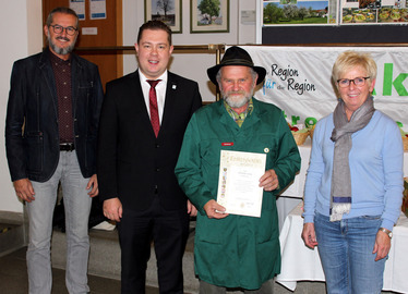  - Klaus Eder, Landrat Michael Adam, Lothar Denk und Rita Röhrl bei der Auszeichnung. Foto: Langer/Landkreis Regen