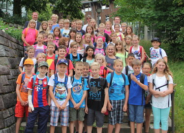  - Klassen 4a und 4b der Grundschule Viechtach zusammen mit ihren Lehrerinnen Dr. Gudrun Stefan und Edith Künzel zusammen mit den Landräten Michael Adam und Willi Killinger. Foto: Langer/Landkreis Regen