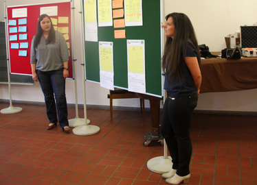  - Grundschullehrerin Barbara Jeworutzki (li.) und die Sozialpädagogin Franziska Regner führten die Teilnehmer durch den Tag. Foto: Landkreis Regen