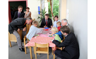  - Die Kinder experimentierten und die Erwachsenen schauten zu (v.li.) Jugendamtsleiter Martin Hackl, Wirtschaftsförderer Markus König, Britta Pinter, Landrat Michael Adam, Dr. Peter Rösner, vhs-Geschäftsleiter Herbert Unnasch und IHK-Geschäftsführer Dr. Thomas Koch. Foto: Landratsamt/Langer