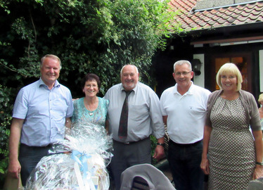  - stellvertr. Landrat Willi Killinger, Waltraud Rothkopf, Josef Neumaier und Ingrid Mellin, Leiterin Kommunalaufsicht/Kreistagsbüro Landkreis Hildesheim. Foto: Landratsamt Regen