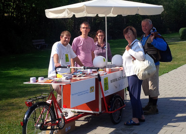  - Gisela und Werner Mohr (links) informierten sich am Infostand bei Adrian de Vries (Gesundheitsministerium), Matthias Wagner und Julia Gmach (beide Landratsamt Regen). Foto: Piede