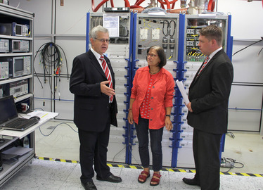  - Johanna Werner Muggendorfer bei der Betriebsbesichtigung im Gespräch mit dem stellvertr. Rohde und Schwarz-Werkleiter Paul Rauch und Landrat Michael Adam Foto: Langer/Landkreis Regen