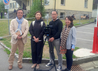  - Das japanische TV-Team und den in Japan sehr bekannten Moderator Shigenori Kanehira in der Notunterkunft in Zwiesel. Foto: Langer/Landkreis Regen