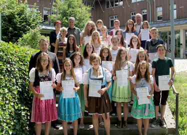  - Klassen-Gruppenbild mit Landrat Michael Adam, Seniorenbeauftragten Christine Kreuzer, Projektkoordinatorin Rebekka Niedermeier, Klassenleiter Dieter Gewiese und Rektor Werner Mixa. Foto: Langer/Landkreis Regen