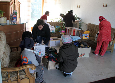  - Kathrin Binder vom Familienbüro Koki war mit warmer Kleidung und mit den notwendigsten Dingen für kleine Kinder vor Ort. Foto: Landkreis Regen/Langer