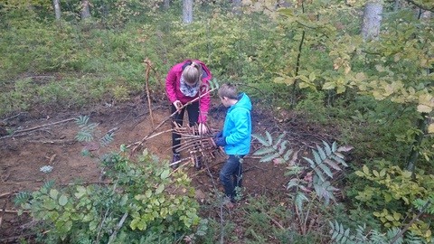  - Kinder bei der Gestaltung von Land-Art. Foto: Bredl/Landkreis Regen