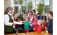  - Die Personalratsvorsitzende Sonja Morgenstern verteilte in der Mittagspause Urkunden an die Kinder, die hatten alle erfolgreich am Zauberseminar teilgenommen. Foto: Langer/Landratsamt Regen