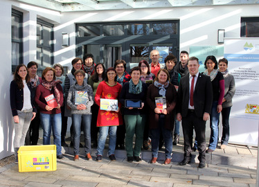  - Leiter und Leiterinnen der Kindertageseinrichtungen mit Landrat Michael Adam, Jugendamtsleiter Martin Hackl und den Jugendamtsmitarbeiterinnen Daniela Pinter und Franziska Reger. Foto: Langer/Landkreis Regen