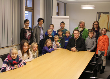  - Kinder bei Landrat Michael Adam zusammen mit der Personalratsvorsitzenden Sonja Morgenstern, der Gleichstellungsbeauftragten Bettina Pritzl und der Geschäftsführerin der Gesundheitsregion plus Arberland Julia Gmach. Foto: Langer/Landkreis Regen