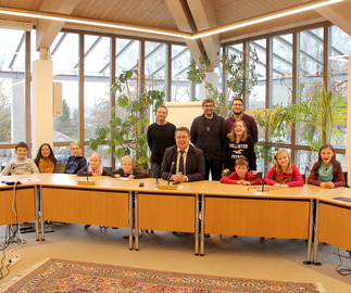  - Im Sitzungssaal hatten die Kinder die Möglichkeit Landrat Michael Adam zahlreiche Fragen zu stellen. Fotos: Langer/Landkreis Regen