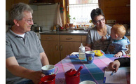  - Pure Lebensfreude in der Kindertagespflege: Das Ehepaar Renate und Michael Birr mit einem ihrer liebgewonnenen Schützlinge. Foto: Landratsamt Regen, Jugendamt 