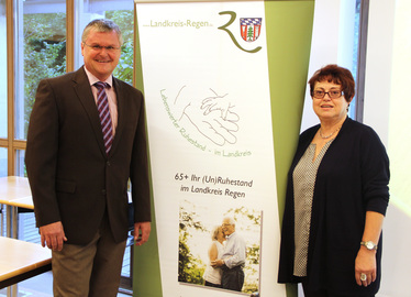  - Die Kreisseniorenbeauftragte Christine Kreuzer mit dem Referenten Heribert Apfelbeck. Foto: Langer/Landkreis Regen 