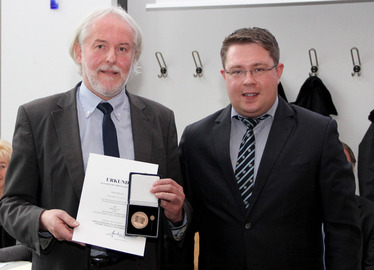  - Für besondere Verdienste um die kommunale Selbstverwaltung wurde Kreisrat Georg Bruckner zu Beginn der Sitzung ausgezeichnet. Landrat Michael Adam (re.) überreichte ihm die Urkunde und die Medaille. Foto: Langer/Landkreis Regen