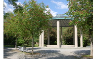  - Ein Beispiel unter 100: Auf einer Insel inmitten des Regenflusses liegt der Kurpark der Stadt Regen, der mit idyllischer Gestaltung, befestigten Wegen, Ruhebänken, Kneippanlage und Kinderspielplatz zum Verweilen einlädt. Den Mittelpunkt bildet der mit hohen Granitsäulen errichtete Musikpavillon, umrundet von rotblühenden Kastanien. Foto: Landratsamt Regen