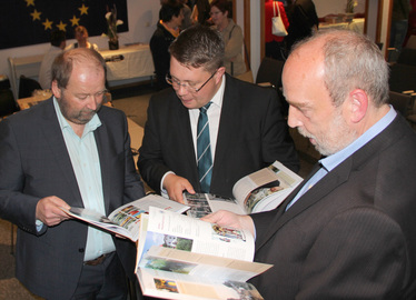  - Die Autoren und Verleger Lothar Wandtner (li.) und Alexander Frimberger (re.) mit Landrat Michael Adam. Foto: Langer/Landkreis Regen 