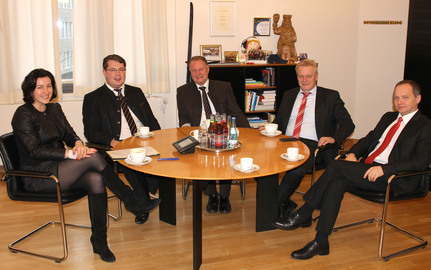  - Unser Bild zeigt (v.li.) Staatssekretärin Dorothee Bär, Landrat Michael  Adam, stellvertretender Landrat Willi Killinger, MdB Alois Rainer und  Landratsbüroleiter Günther Weinberger. Foto: Langer/Landkreis Regen