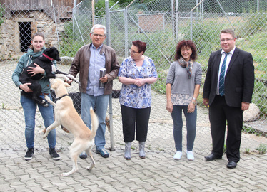  - Landrat Michael Adam (re.) beim Tierheimbesuch mit der Tierpflegerin Melanie Pollach, Rudolf Radlbeck, Karola Wach und Gaby Wunner. Foto: Langer/Landkreis Regen