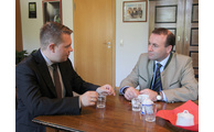  - Landrat Michael Adam (li.) und der Europaabgeordnete Manfred Weber im Gespräch. Foto: Langer/Landratsamt