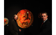 -  Der Viechtacher Künstler Reinhard Schmid gehört der Künstlergruppe Libellule an, er führte Landrat Michael Adam durch die Ausstellung.  Foto: Langer/Landratsamt