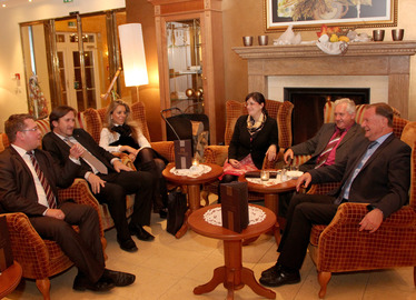  - Gesprächsrunde mit Landrat Michael Adam, stellvertr. Bezirkshauptmann Ivo Grüner, Dolmetscherin Simona Fink, Sarka Kuthanova, Herbert Unnasch und dem stellvertretenden Landrat Willi Killinger. Foto: Langer/Landkreis Regen