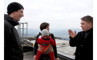  - Michael Schreiber, Bettina Grüner  und Landrat Michael Adam am Turm. Foto: Landratsamt Regen/Langer