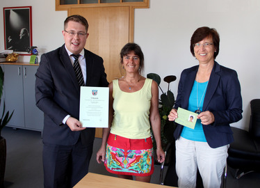  - Zusammen mit Sachgebietsleiterin Lieselotte Bielmeier (re.) händigte Landrat Michael Adam der  Naturschutzwächterin Sabine Müller die Ernennungsurkunde und den Dienstausweis aus. Foto: Langer/Landkreis Regen