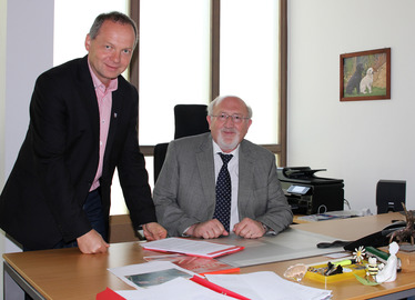  - Der weitere Landratsstellvertreter Erich Muhr (re.) im Gespräch mit dem Büroleiter Günther Weinberger. Foto: Langer/Landkreis Regen 