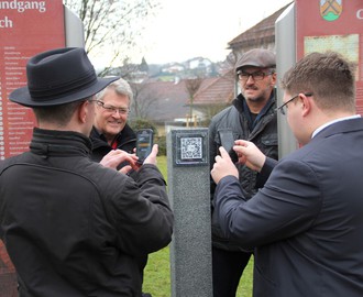  - Sie testen die Funktionalität vor Ort (v.li.) Klaus Eder, Landrat Michael Adam, Pfarrer Michael Nirschl und Bürgermeister Michael Schaller. Foto Langer/Landkreis Regen