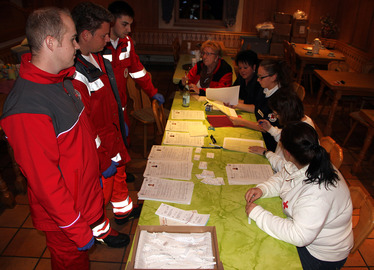  - Mitarbeiter des Bayerisches Roten Kreuzes in der Asylunterkunft Regenhütte im Einsatz. Foto: Landkreis Regen/Langer