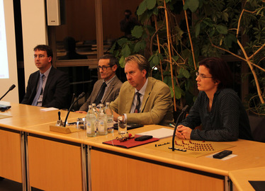  - (v.li.) Dr. Thomas Huber, Günter Neumayer (RBO), stellvertretender Landrat Helmut Plenk und Jana Graßl (Landratsamt Regen). Foto: Langer/Landkreis Regen