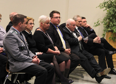  -  Oberstleutnant Michael Torger (1.v.li.), Bürgermeisterin Ilse Oswald (2.v.li.) und Landrat Michael Adam (4.v.li.) , Bundestagsabgeordnete Alois Rainer und der Landtagsabgeordnete Max Gibis sowie der ehemalige Bundestagabgeordnete Ernst Hinsken. Nicht im Bild zu sehen sind Staatsminister Helmut Brunner und Regierungspräsident Heinz Grunwald. Foto: Langer/Landkreis Regen 