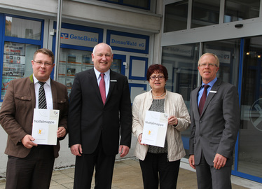  - Übergabe der vierten Auflage durch Landrat Michael Adam (li.) und die Seniorenbeauftragte Christine Kreuzer an die Direktoren Hans Brunner (2.v.li.) und Anton Hobelsberger. Foto: Langer/Landkreis Regen