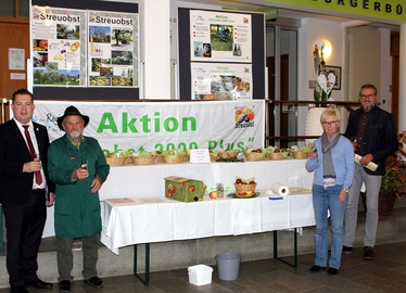  - Mit einem Glas Apfelsaft, gewonnen aus Äpfeln des Kreislehrgartens, stießen (v.li.) Landrat Michael Adam, Kreisgärtner Lothar Denk, die Kreisvorsitzende der Gartenbauvereine Rita Röhrl und Fachberater Klaus Eder an. Foto: Langer/Landkreis Regen