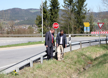  - Landrat Michael Adam und Bürgermeister Franz Wittmann beim Ortstermin. Hier könnte die neue Fahrbahn verlaufen. Foto: Langer/Landkreis Regen