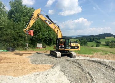  - Derzeit laufen bereits die bauvorbereitenden Maßnahmen, am Montag findet der offizielle Spatensticht statt. Foto: Adam/Landkreis Regen