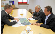  - Der Leiter des Staatlichen Bauamtes Robert Wufka (2.v.li.) zeigte Landrat Michael Adam (li.) und Bürgermeister Alois Wenig die aktuellen Pläne. Foto: Langer/Landkreis Regen