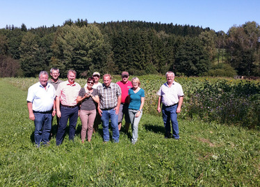  - Artenvielfalt in der Blühfläche (v.li.): Bürgermeister Walter Nirschl, Jagdpächter Manfred Seidl, Stellvertretender LR Helmut Plenk, Diana und Jürgen Port, Manfred Hofmeister, Christian Rankl, Rosemarie Wagenstaller und Bauern-Kreisobmann Roland Graf. Foto: Landratsamt Regen