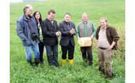  - Alois Hofmann, Monika Knauf-Schöllhorn, Bürgermeister Alois Wildfeuer, Landrat Michael Adam, Markus Weber und Manfred Hofmeister (v.li.) bei der Aussetzaktion. Foto: Langer/Landratsamt Regen