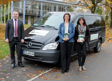  - Claudia Oswald (re.) ist eine zufriedene Rufbusbetreiberin. Zusammen mit Jana Graßl und Landrat Michael Adam stellte sie sich vor dem Rufbus zum Bild auf. Foto: Langer/Landkreis Regen