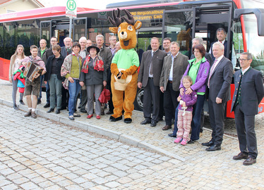  - Bürgermeister Werner Blüml (v.li.), MdB Alois Rainer, der stellvertretende Landrat Willi Killinger, das Arberland-Verkehr-Maskottchen und Günther Neumayer von der RBO bei der Anbringung des Rufbusschildes an der Haltestelle Böbrach. Foto: Langer/Landkreis Regen