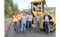  - (v.li.) Bauleiter Florian Koller (Firma Streicher), Abteilungsleiter Tobias Feigl (Firma Streicher), Richard Sager (Staatliches Bauamt Passau), Landrat Michael Adam, Josef Dorfmeister (Staatliches Bauamt) und Fahrer Erwin Ertl. Foto: Langer/Landratsamt