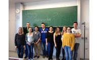  - Die Schülerinnen und Schüler zusammen mit Matthias Wagner (Bild: Kammerl)