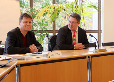  - Manfred Steibl und Landrat Michael Adam beim Seminar der Deutschen Rentenversicherung. Foto: Landkreis Regen/Langer