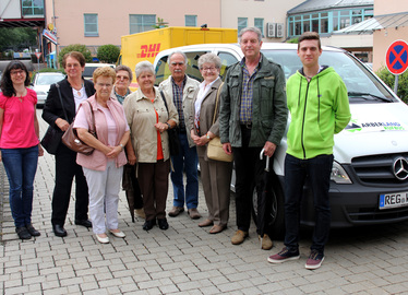  - Werner Blüml (2.v.re.), den Seniorenbeauftragten Peter Haug, die Seniorengruppe mit der Busfahrerin und Johann Brunner (re.) vom Landratsamt Regen. Foto: Langer/Landkreis Regen