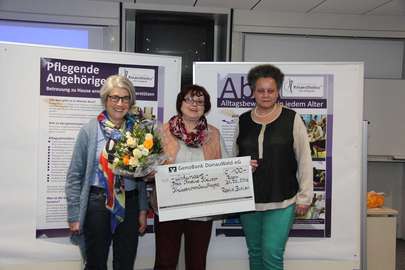  - Seniorenbeauftragte Christine Kreuzer (Bildmitte) mit der Referentin Carmen Steinmetz-Ehrt (li.) und Henriette Hopkins. Foto: Kreuzer